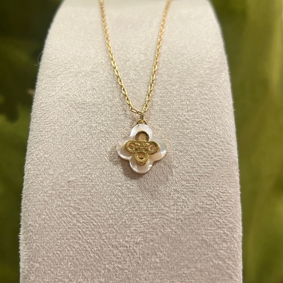 Tory Burch Kira Clover mother of pearl inlay Pendant Necklace - Picture 2 of 3